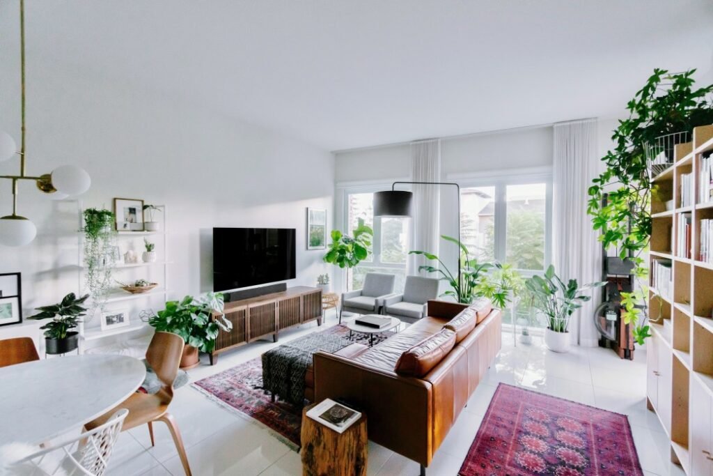 wide-view-of-a-modern-mid-century-home_t20_GJx033